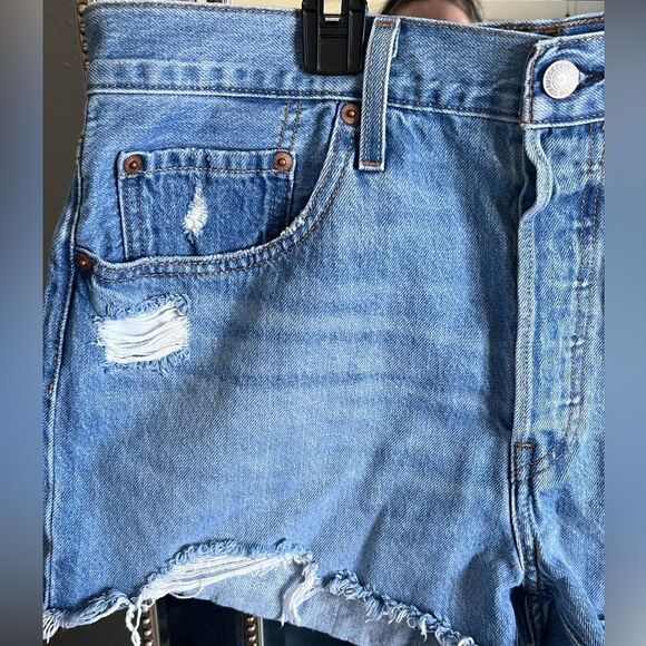 Ladies Levis 501 denim cutoff shorts size 32W - Picture 3 of 8